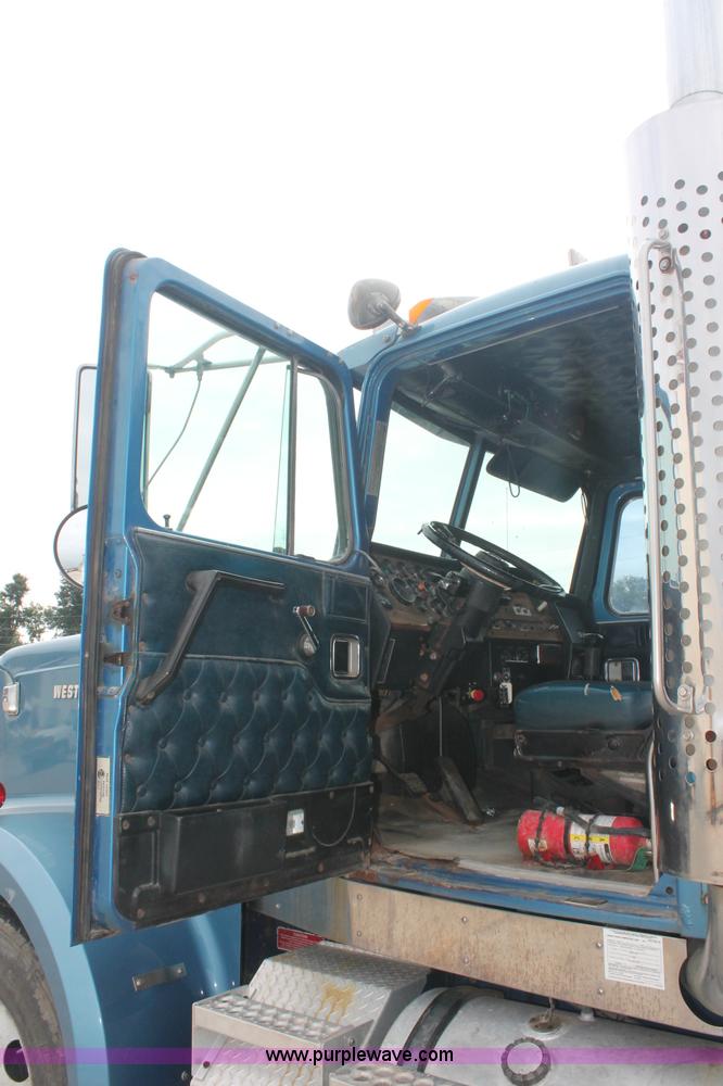 image for item C2680 1995 Western Star 4964F fertilizer tender truck