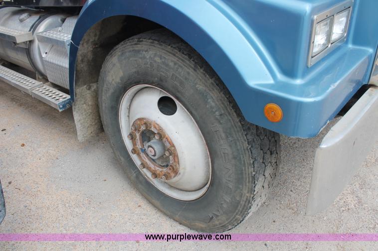 image for item C2680 1995 Western Star 4964F fertilizer tender truck