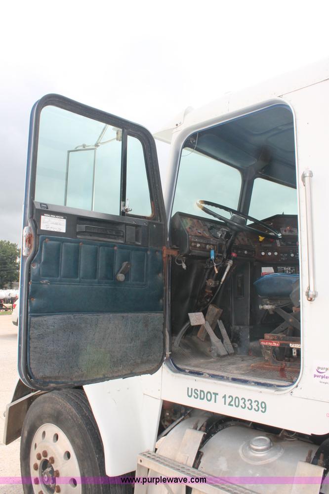 image for item C2682 1986 Freightliner Conventional FLC120-64T fertilizer tender truck