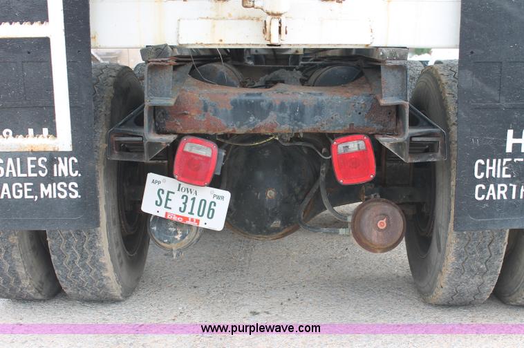 image for item C2682 1986 Freightliner Conventional FLC120-64T fertilizer tender truck