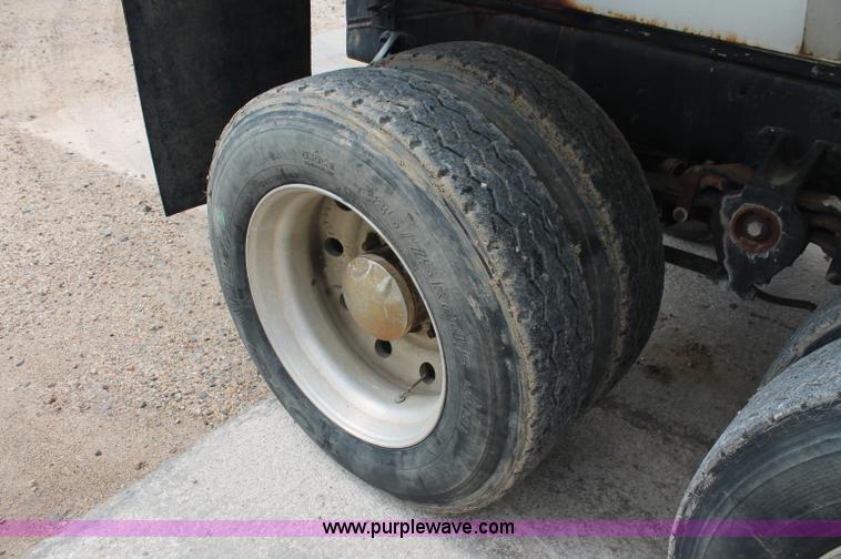 image for item C2682 1986 Freightliner Conventional FLC120-64T fertilizer tender truck