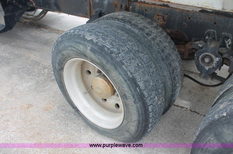 image for item C2682 1986 Freightliner Conventional FLC120-64T fertilizer tender truck