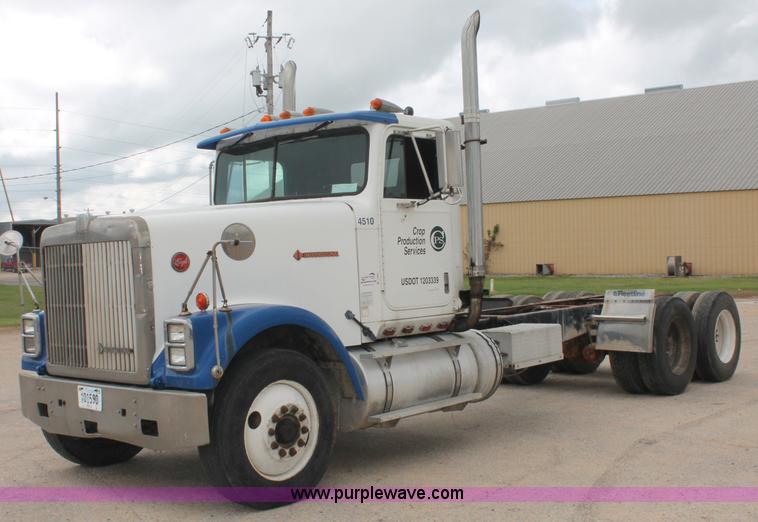 image for item C2683 1989 International Eagle 9300 semi truck