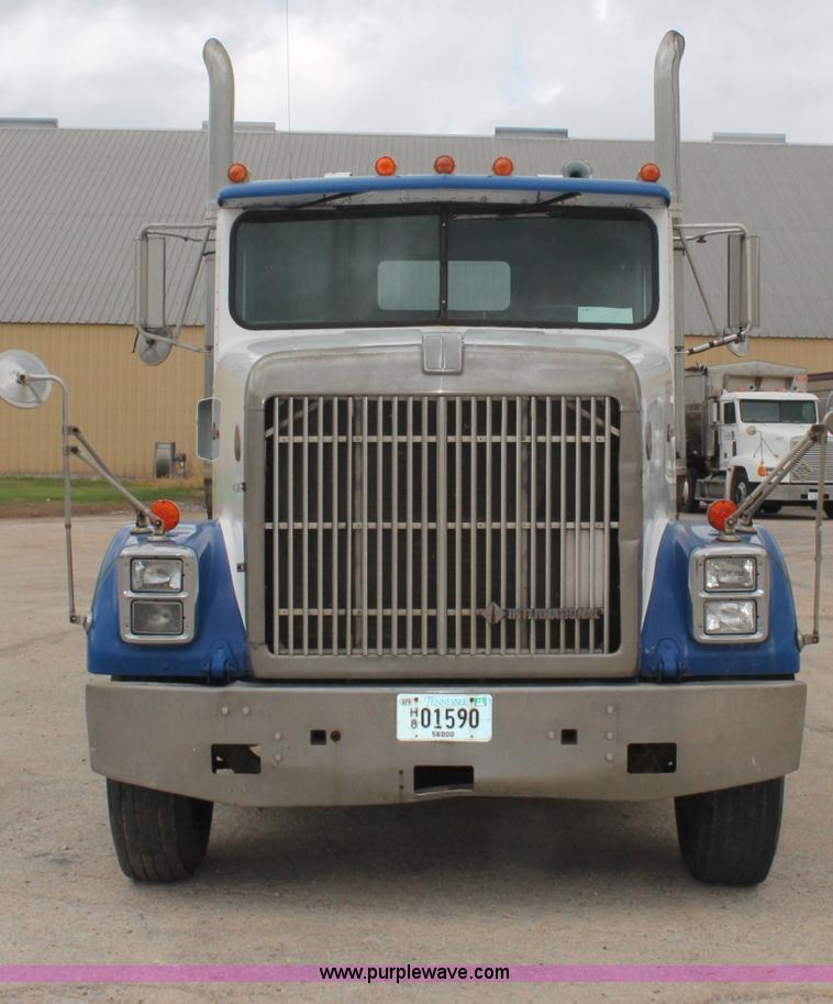 image for item C2683 1989 International Eagle 9300 semi truck