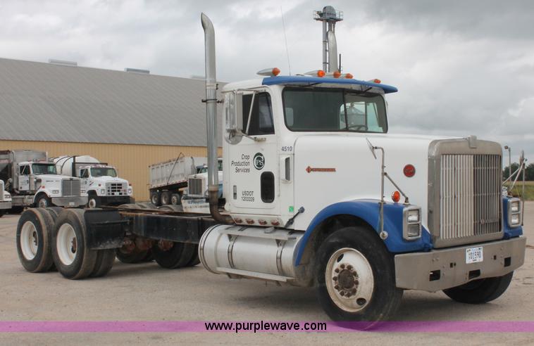 image for item C2683 1989 International Eagle 9300 semi truck