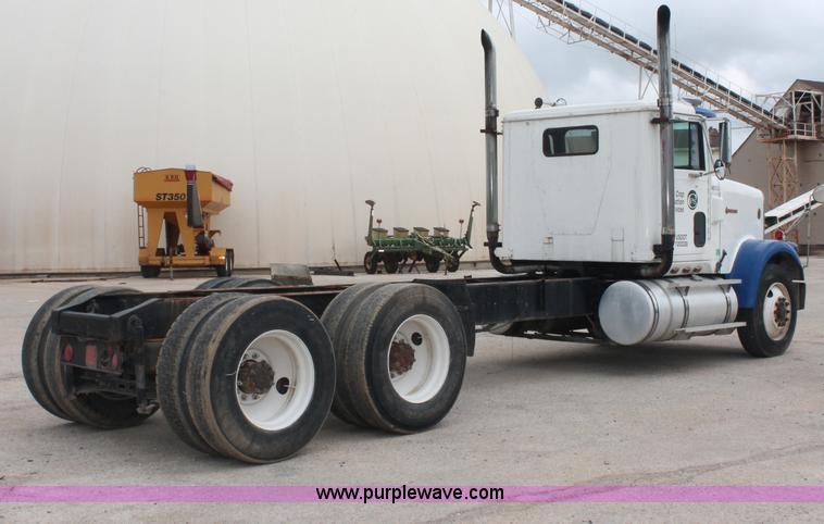 image for item C2683 1989 International Eagle 9300 semi truck