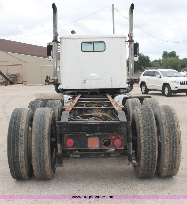 image for item C2683 1989 International Eagle 9300 semi truck