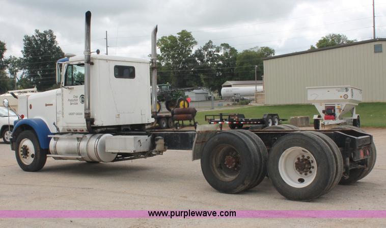 image for item C2683 1989 International Eagle 9300 semi truck