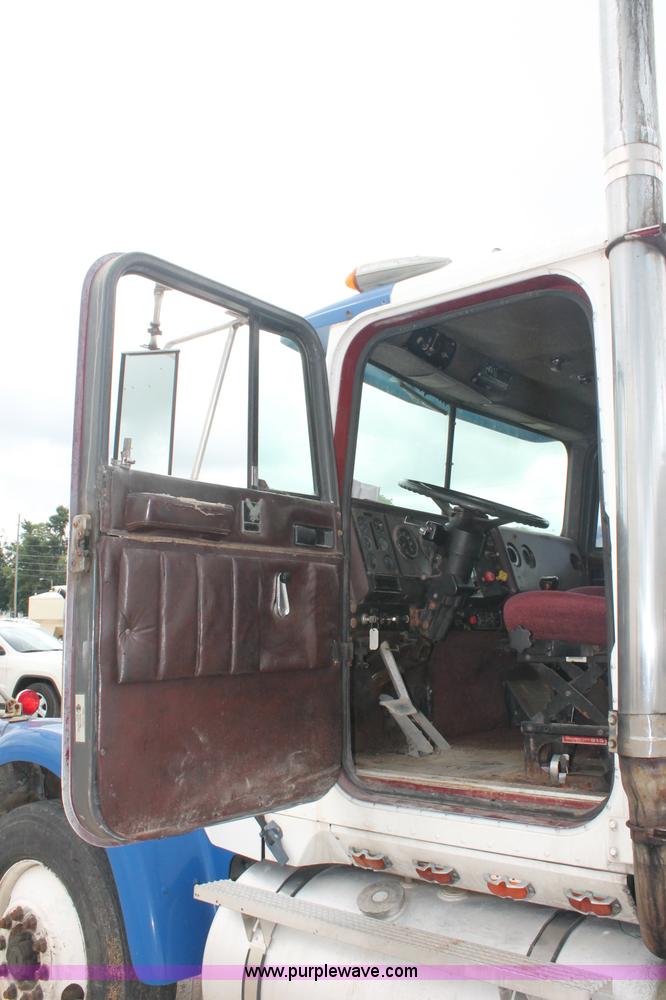 image for item C2683 1989 International Eagle 9300 semi truck