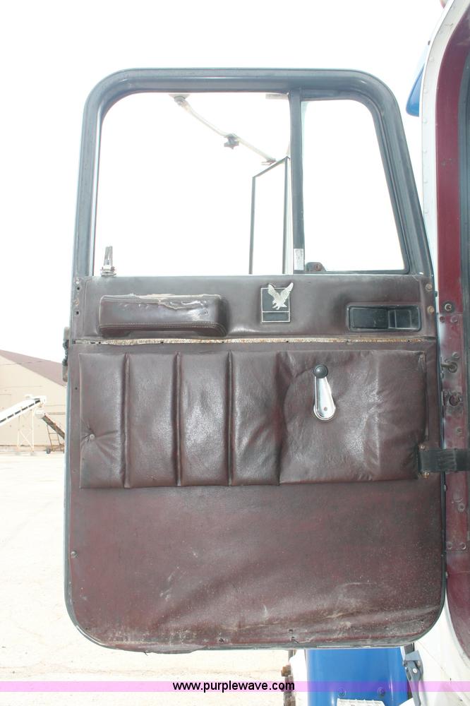 image for item C2683 1989 International Eagle 9300 semi truck