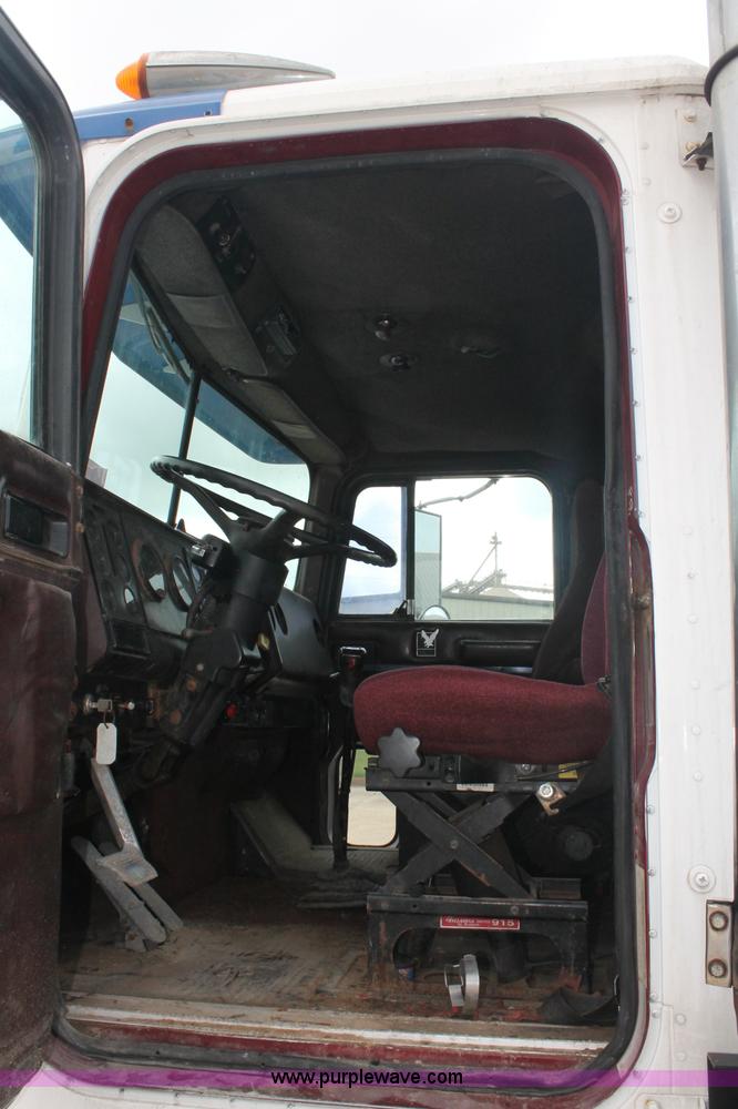 image for item C2683 1989 International Eagle 9300 semi truck