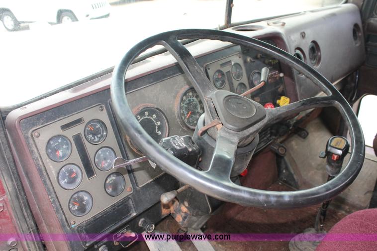 image for item C2683 1989 International Eagle 9300 semi truck