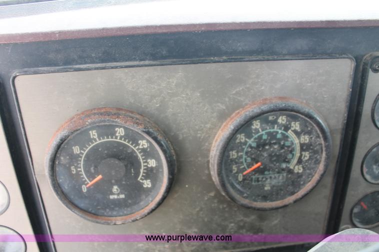 image for item C2683 1989 International Eagle 9300 semi truck