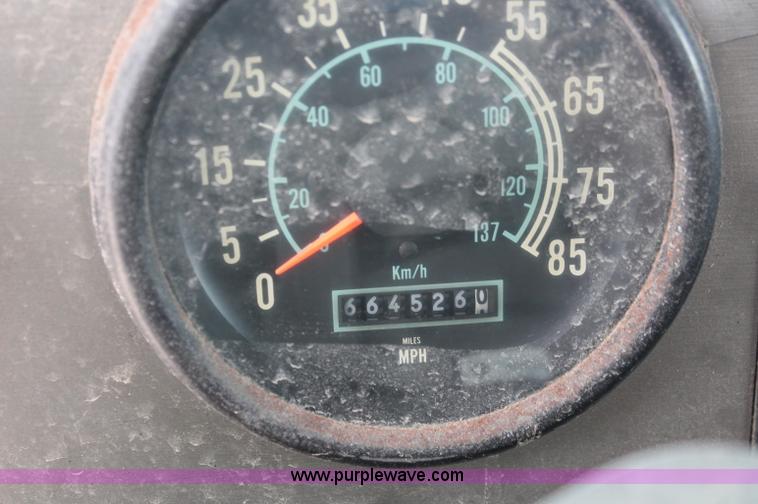 image for item C2683 1989 International Eagle 9300 semi truck