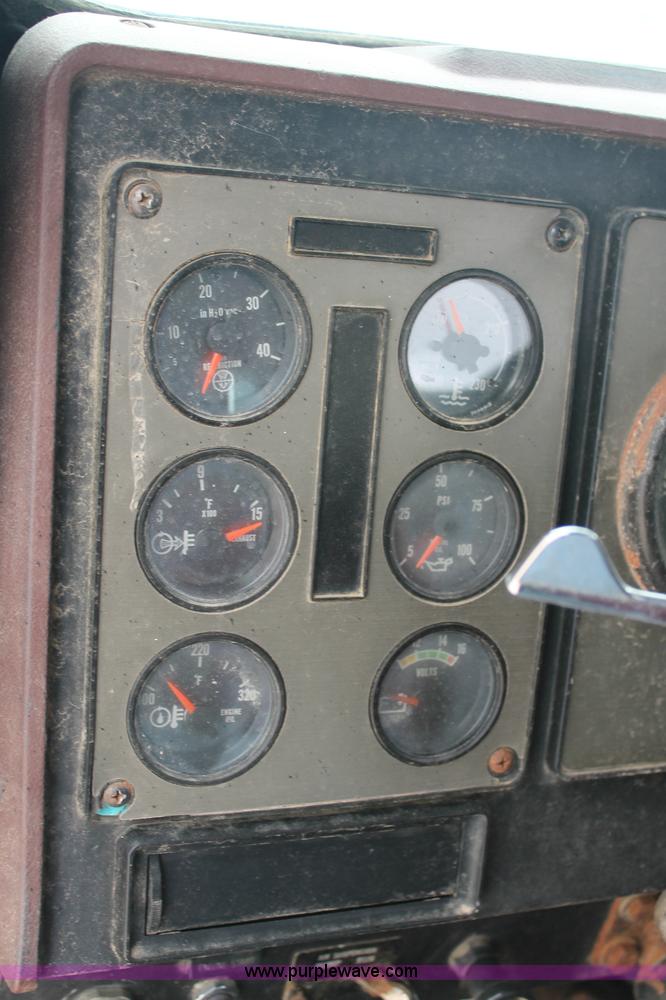 image for item C2683 1989 International Eagle 9300 semi truck