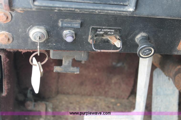 image for item C2683 1989 International Eagle 9300 semi truck