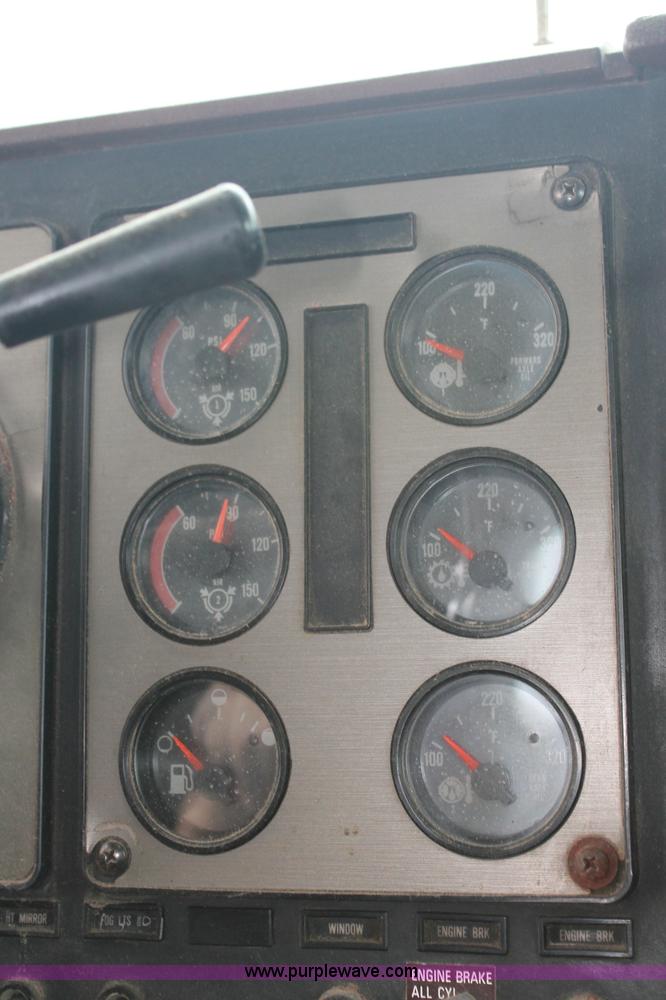 image for item C2683 1989 International Eagle 9300 semi truck