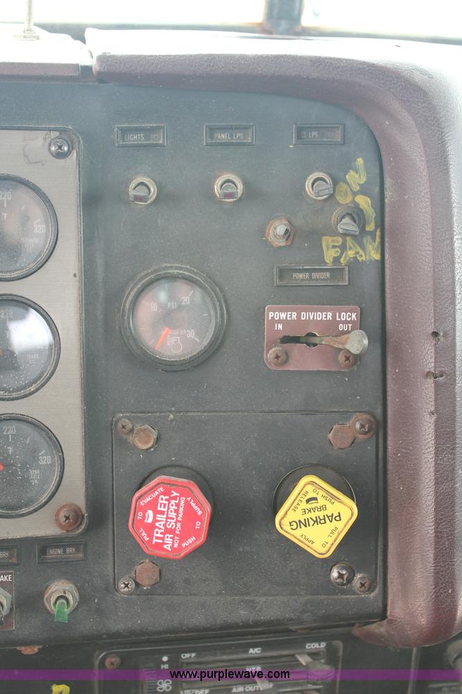 image for item C2683 1989 International Eagle 9300 semi truck