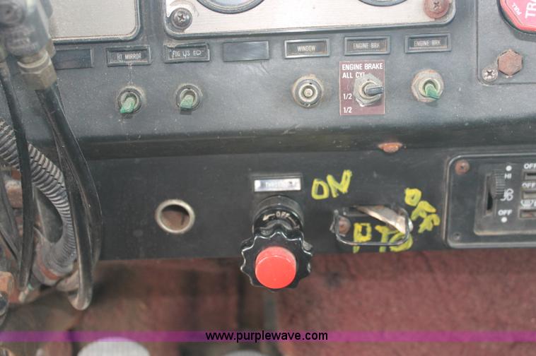 image for item C2683 1989 International Eagle 9300 semi truck