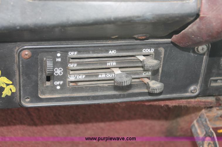 image for item C2683 1989 International Eagle 9300 semi truck