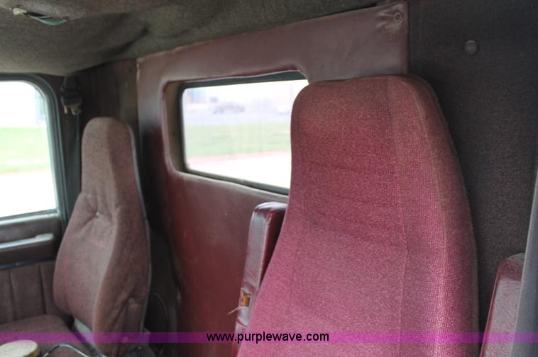 image for item C2683 1989 International Eagle 9300 semi truck