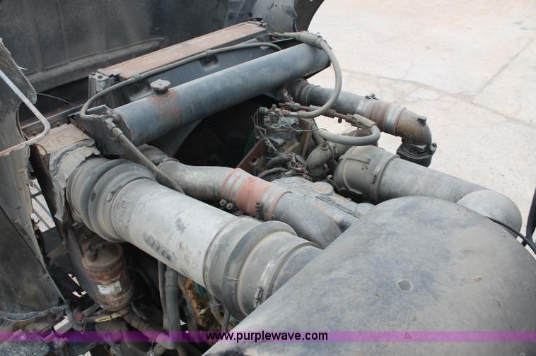 image for item C2683 1989 International Eagle 9300 semi truck