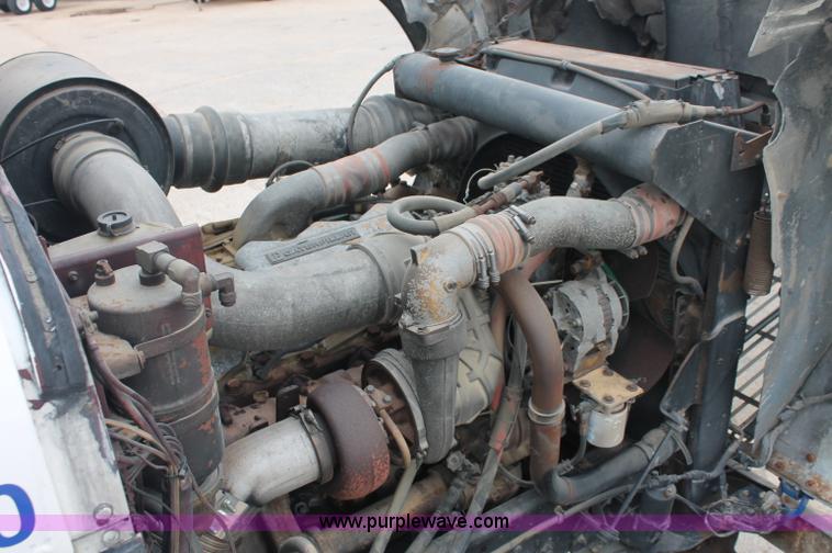 image for item C2683 1989 International Eagle 9300 semi truck