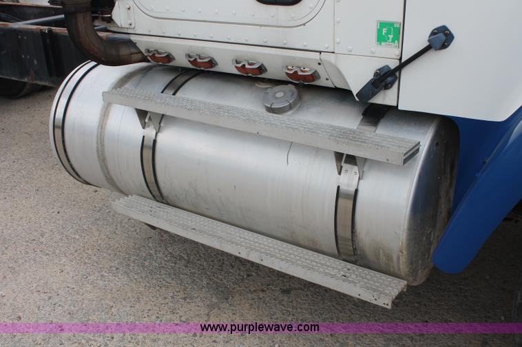 image for item C2683 1989 International Eagle 9300 semi truck