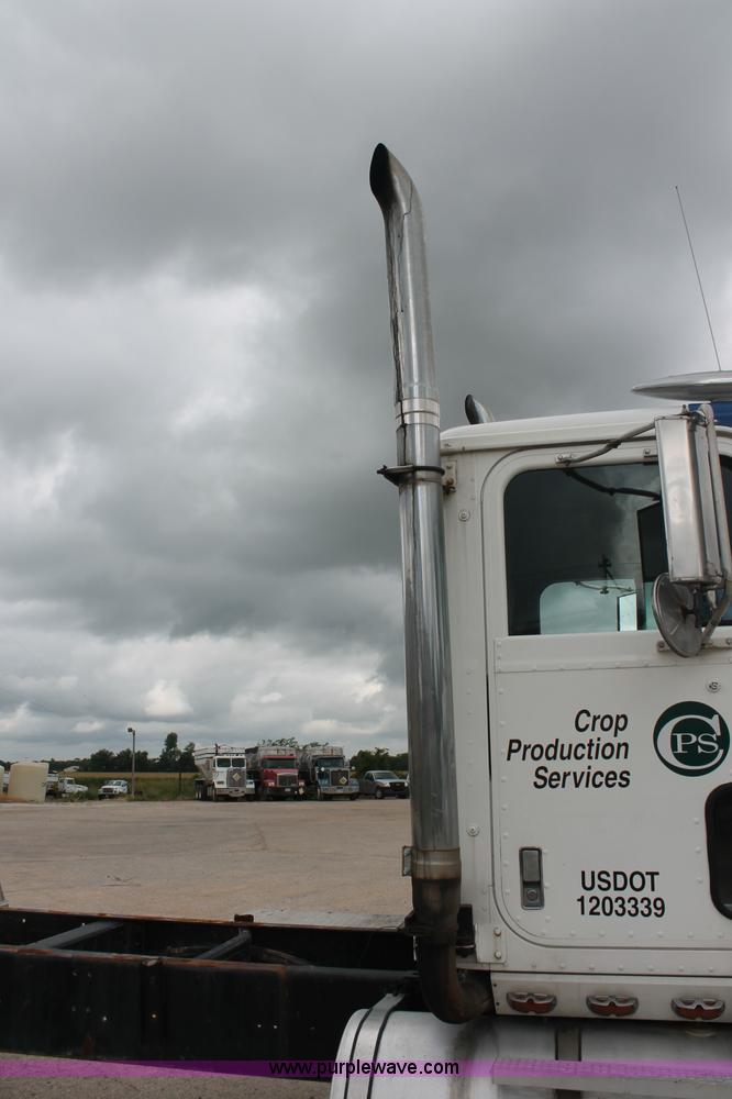 image for item C2683 1989 International Eagle 9300 semi truck