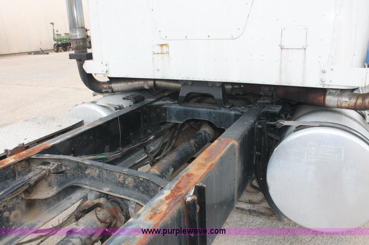 image for item C2683 1989 International Eagle 9300 semi truck