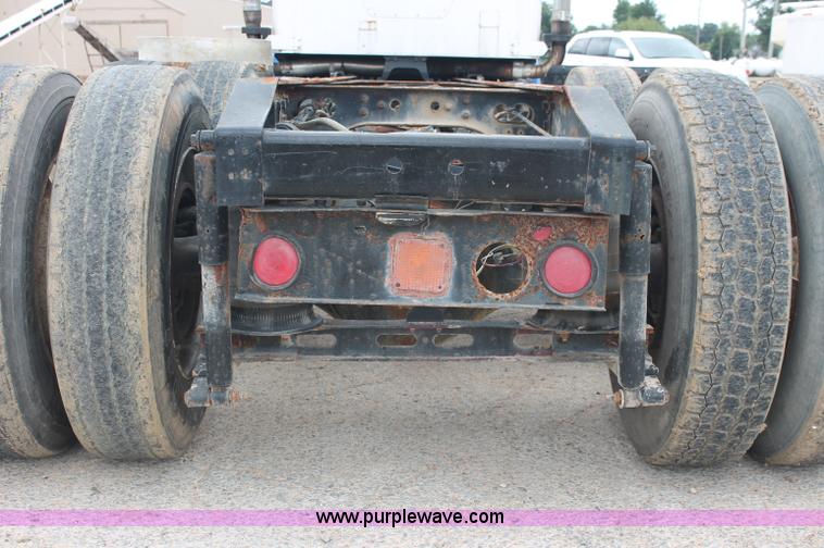 image for item C2683 1989 International Eagle 9300 semi truck