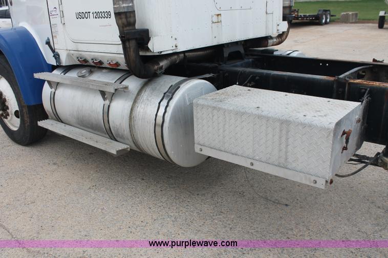 image for item C2683 1989 International Eagle 9300 semi truck