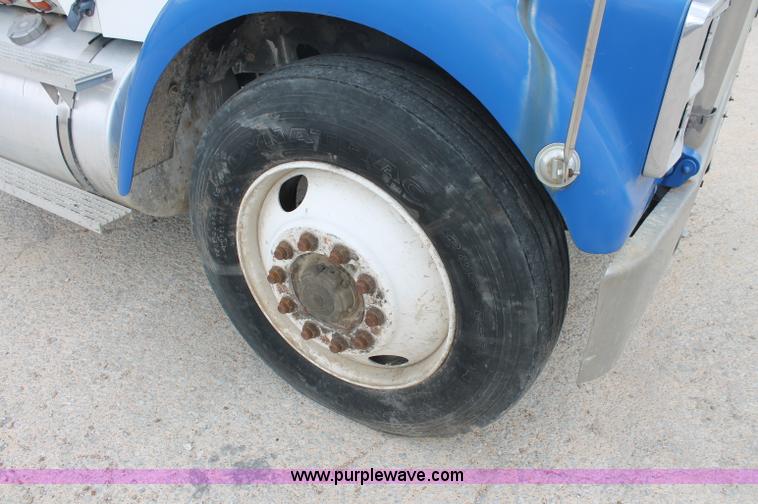 image for item C2683 1989 International Eagle 9300 semi truck