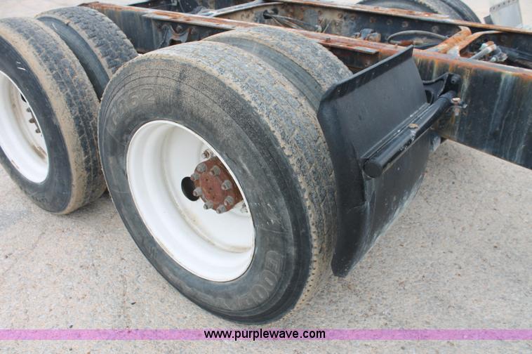 image for item C2683 1989 International Eagle 9300 semi truck