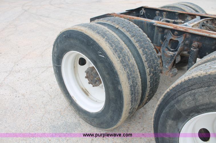 image for item C2683 1989 International Eagle 9300 semi truck