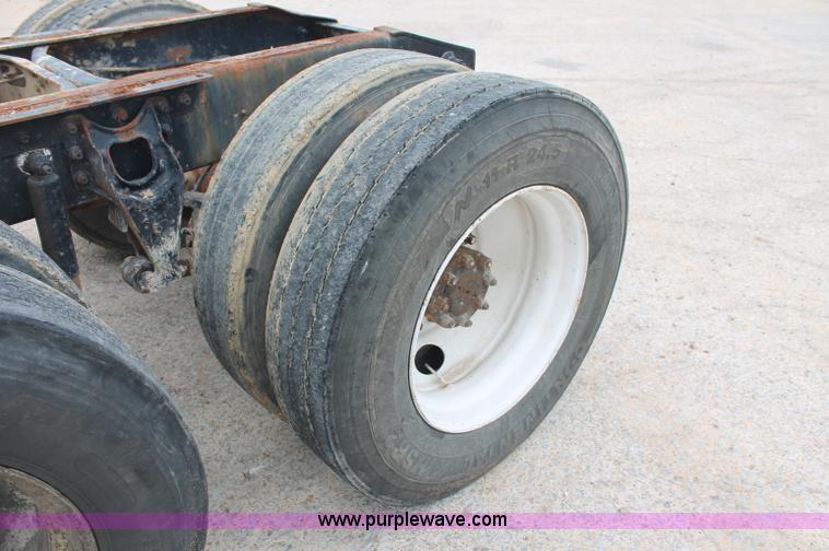 image for item C2683 1989 International Eagle 9300 semi truck