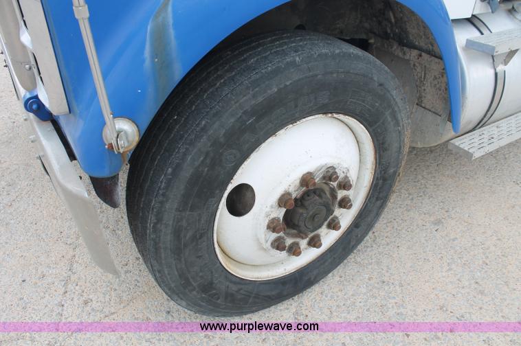 image for item C2683 1989 International Eagle 9300 semi truck