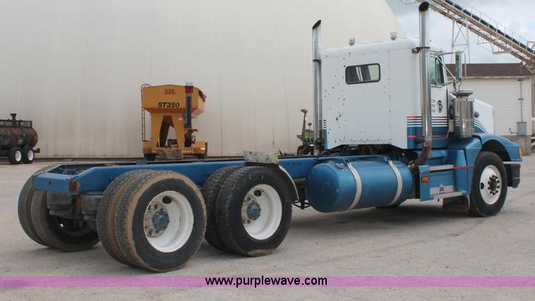 image for item C2684 1988 Peterbilt 377 semi truck