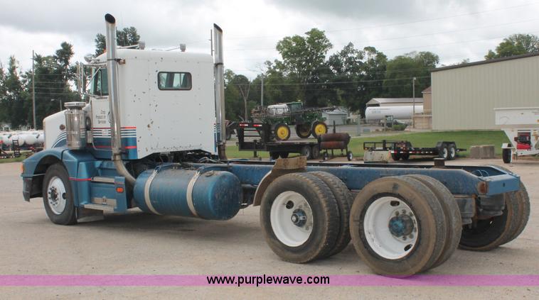 image for item C2684 1988 Peterbilt 377 semi truck