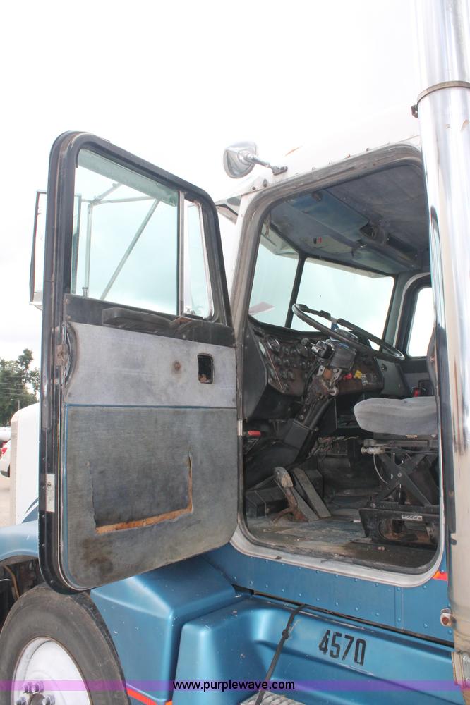 image for item C2684 1988 Peterbilt 377 semi truck