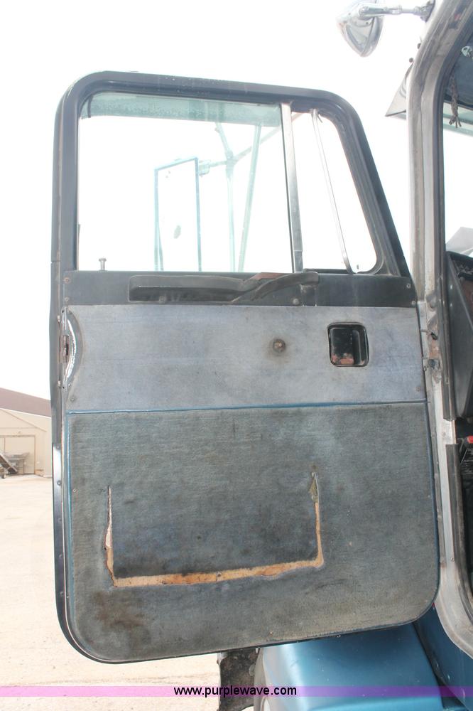 image for item C2684 1988 Peterbilt 377 semi truck