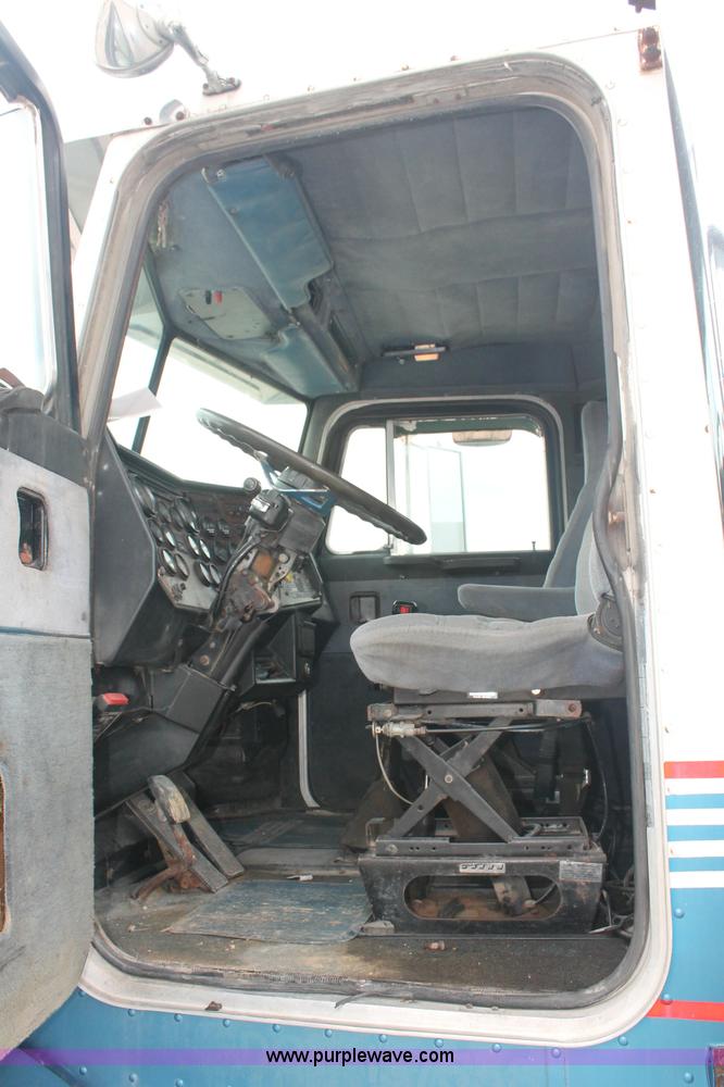 image for item C2684 1988 Peterbilt 377 semi truck