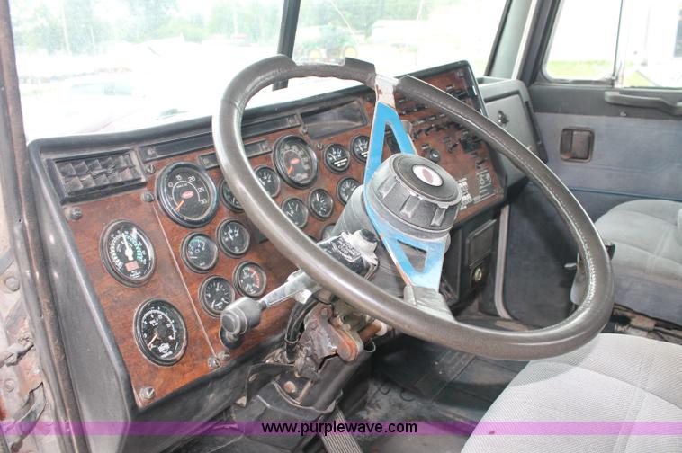 image for item C2684 1988 Peterbilt 377 semi truck