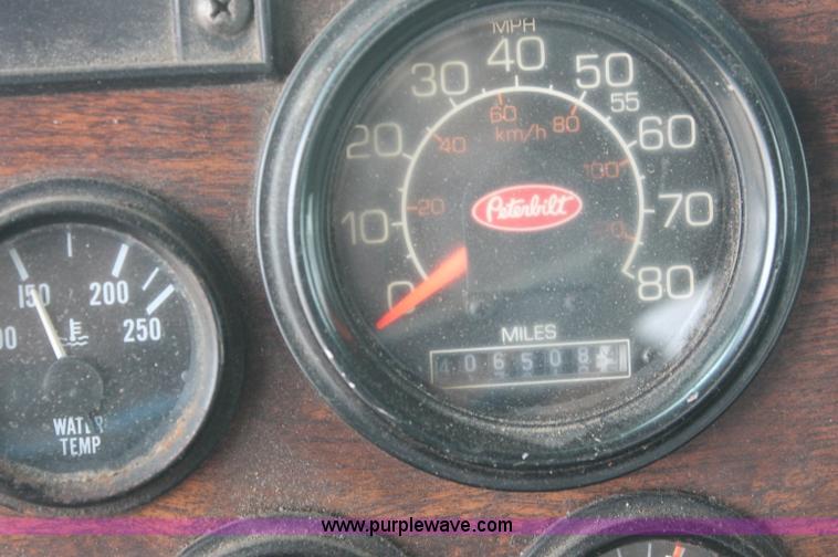 image for item C2684 1988 Peterbilt 377 semi truck