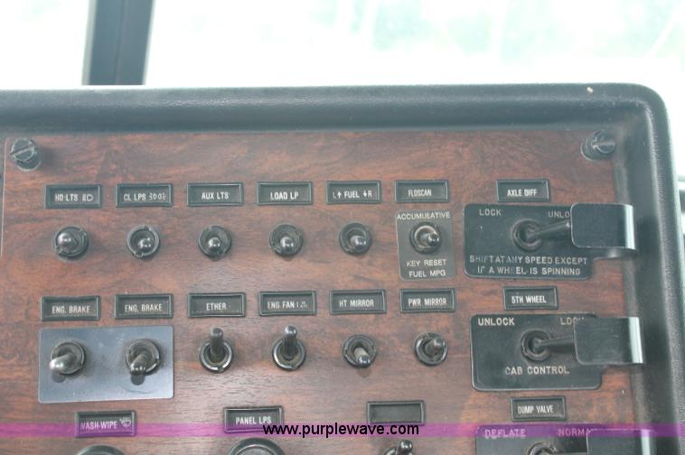 image for item C2684 1988 Peterbilt 377 semi truck