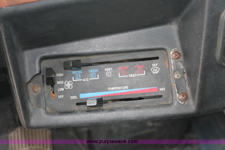 image for item C2684 1988 Peterbilt 377 semi truck