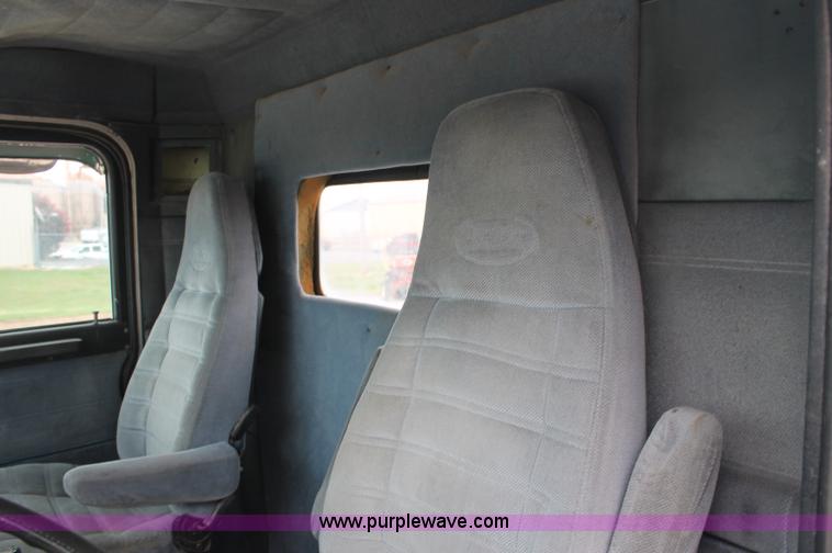 image for item C2684 1988 Peterbilt 377 semi truck