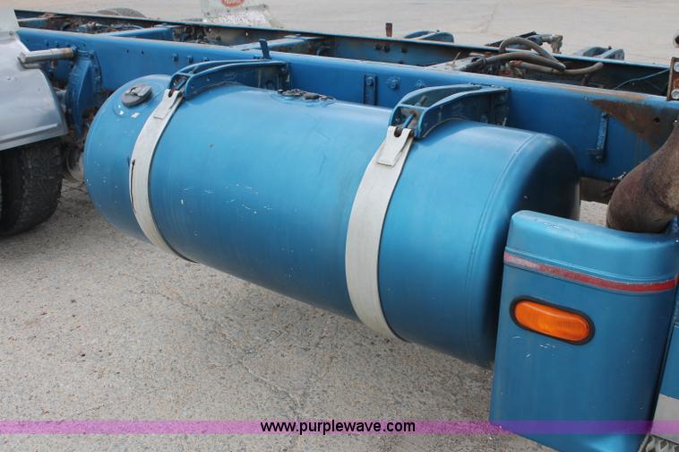 image for item C2684 1988 Peterbilt 377 semi truck