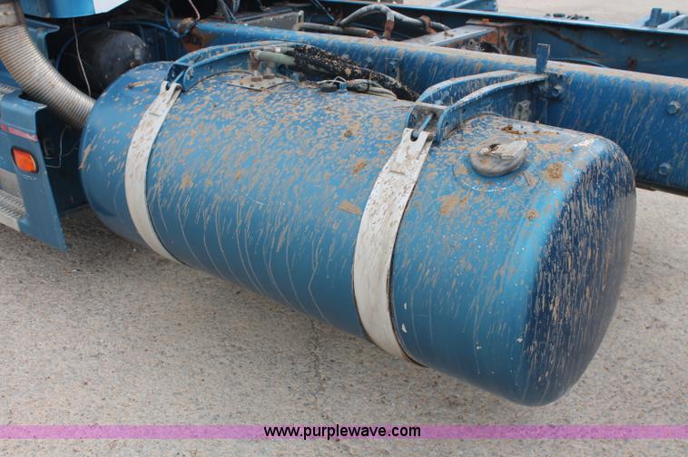 image for item C2684 1988 Peterbilt 377 semi truck