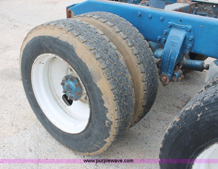 image for item C2684 1988 Peterbilt 377 semi truck